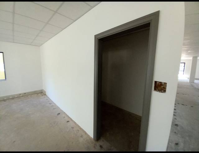 702M² OFFICE TO LET IN BRYANSTON